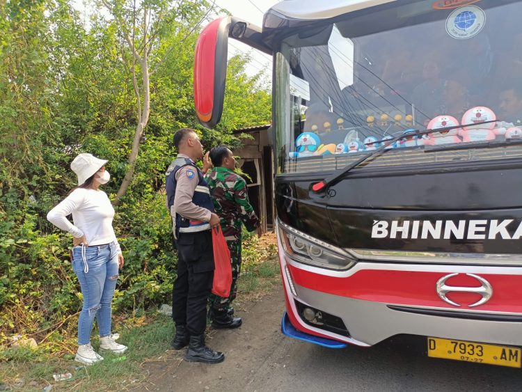 Kaget !!! Para Supir Terima Bungkus Nasi dari Polisi, Begini Responnya