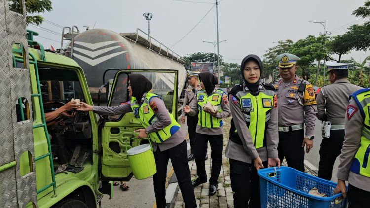 Berbagi Makanan, Satlantas Ingatkan Para Supir Tetap Sabar Menghadapi Macet