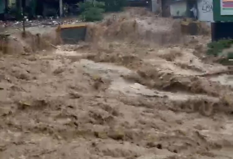 Musim Hujan Tiba, Polsek Sukolilo Siaga Terkait Air Sungai Meluap