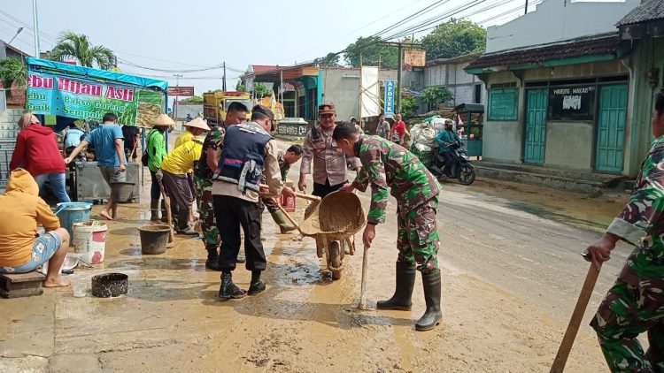 Kerja Bakti Digencarkan, Polsek Sukolilo Kompak