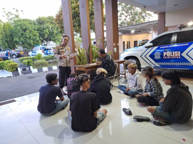 Tempat Kost Didatangi Polisi, Inilah Tujuh Remaja Dibawa