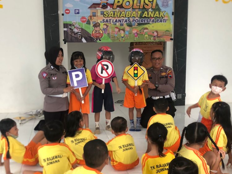 Edukasi ke Anak Usia Dini, Polwan Cantik : Sosialisasi Tertib Berlalu Lintas