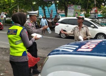 Berbagi Nasi Kotak, Wakasat Lantas Polresta Pati Dekat Warga