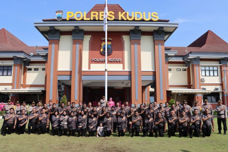 Bahagia !!! kapolres Kudus : 48 Terima Kenaikan Pangkat Reguler