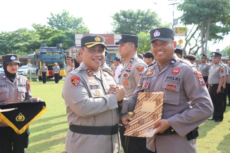 Pelayanan Masyarakat Terbaik, Kapolres Kudus : 18 Personil Terima Dedikasi Penghargaan