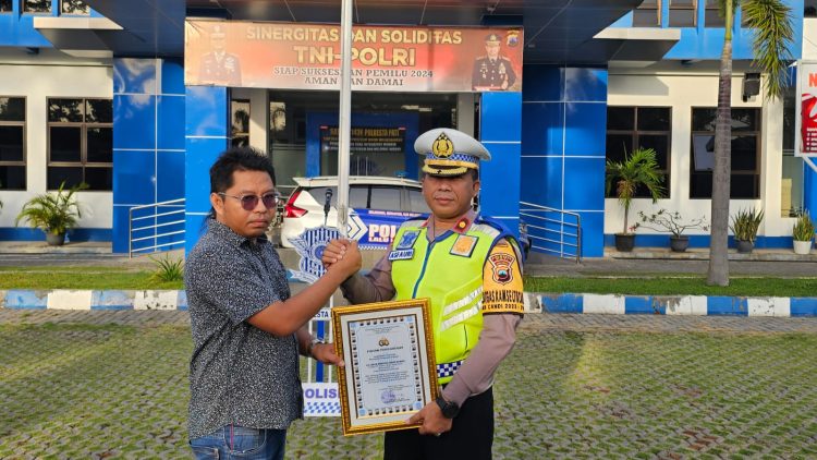 Kawal Program Satlantas Polresta Pati, Direktur PT. MNS Grub Pers dan PT. SMGC Terima Penghargaan