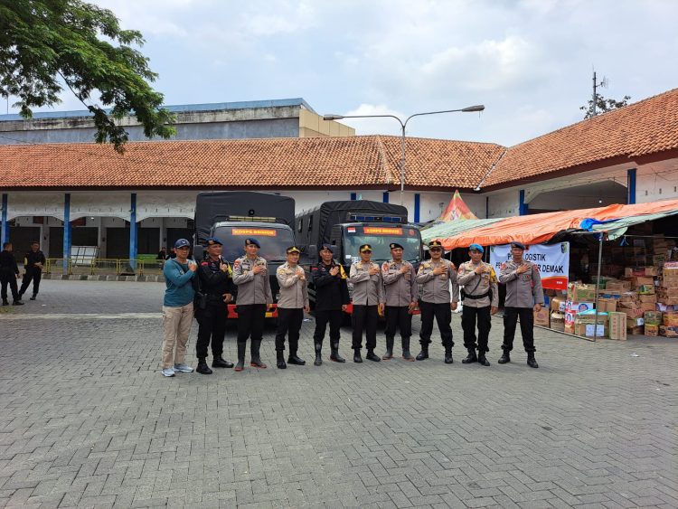 Dampak Banjir, Korps Brimob Polri Berikan Bantuan Sembako