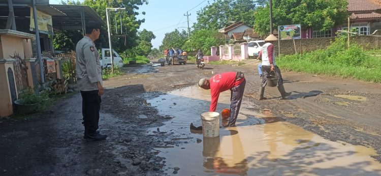 Aksi Nyata, Polsek Tlogowungu dan Warga Perbaiki Jalan Berlubang