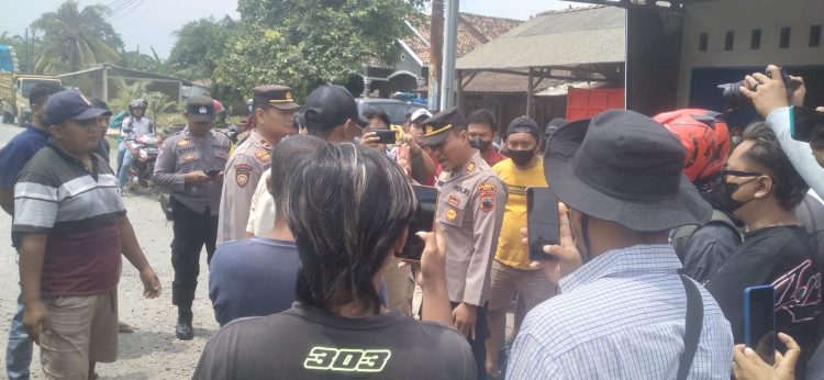Tuntutan Aksi Warga Dibubarkan, Kapolsek Dukuhseti : Belum Ijin