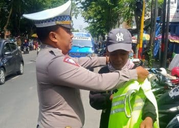 14 Hari Digelar Operasi, Satlantas Polres Sampang Bagikan Rompi dan Kopi Gratis
