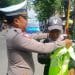 14 Hari Digelar Operasi, Satlantas Polres Sampang Bagikan Rompi dan Kopi Gratis