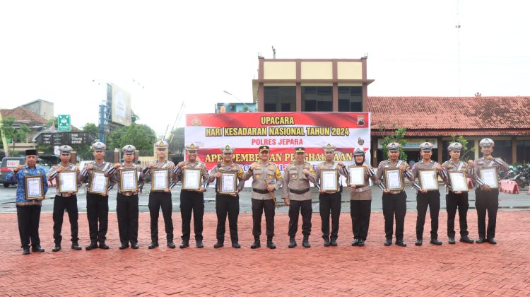 Jumlah 15 Personil, Kapolres Jepara Berikan Penghargaan