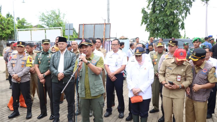 Bantuan Sosial Dibagikan, Kapolda Jateng Turun