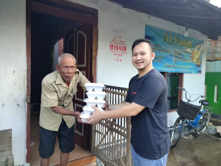 Aksi Sosial Peduli Korban Banjir, Burhan Berbagi Ratusan Makanan Siap Saji