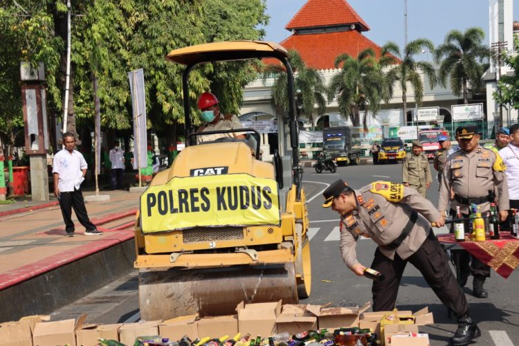 Tiga Bulan !!! Polres Kudus Musnahkan 3.235 Botol Miras