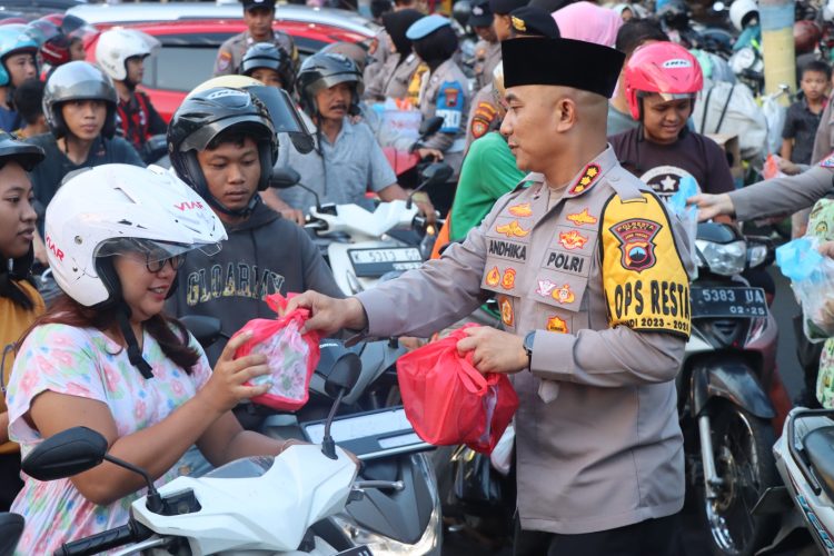 Menjelang Berbuka Puasa, Kapolresta Pati Berbagi ke Sesama