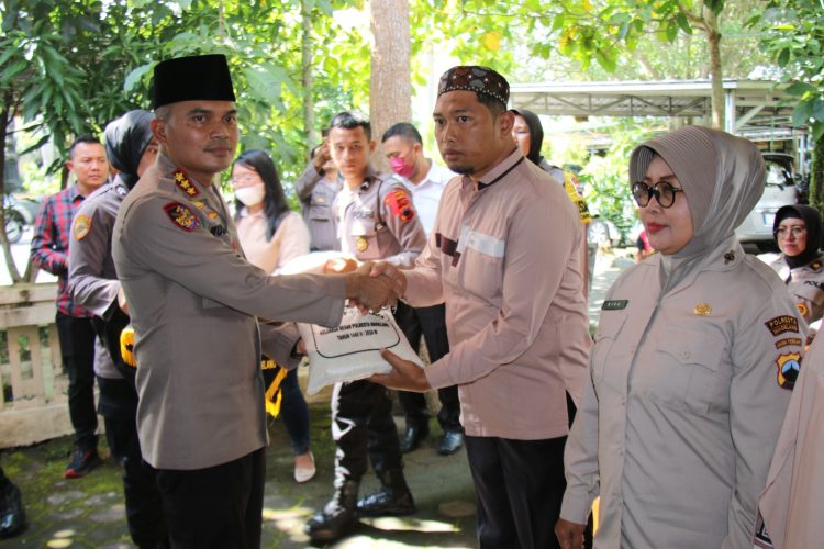 Secara Simbolis, Kapolresta Magelang : Zakat Fitrah ke Ratusan Warga