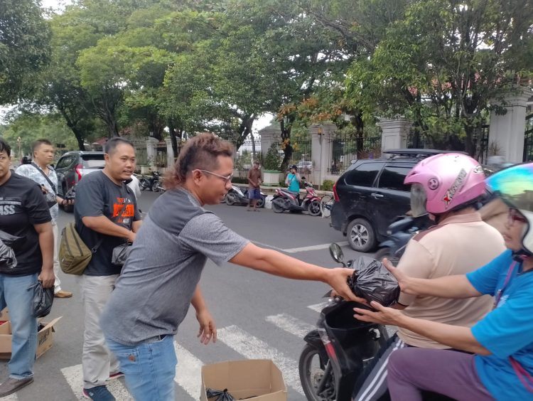Depan Kantor DPRD, FWP Berbagi Paket Nasi Kotak dan Takjil