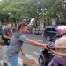 Depan Kantor DPRD, FWP Berbagi Paket Nasi Kotak dan Takjil