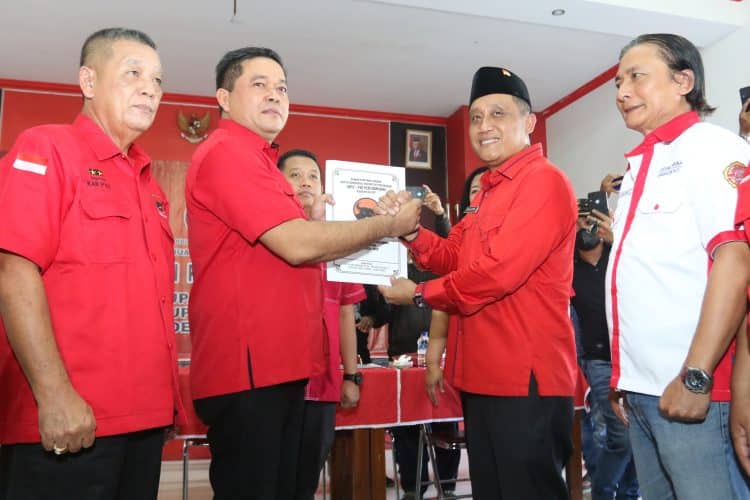 Politikus Indonesia Hadir, Saiful Arifin Daftar ke PDIP dan DPD Partai Golkar
