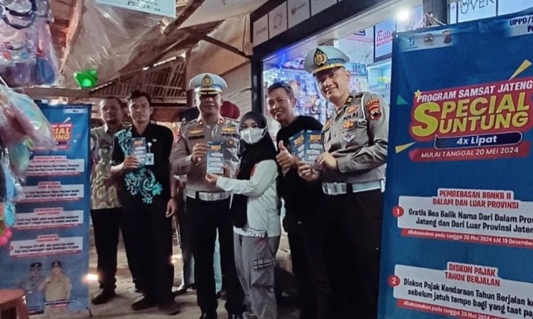 Para Pedagang dan Pengunjung Pasar Terima Sosialisasi Crash Progam Diskon Pajak