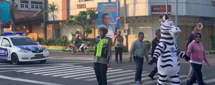 Menarik di Alun -Alun Pati !! Badut Zebra Muncul Dekat Masyarakat