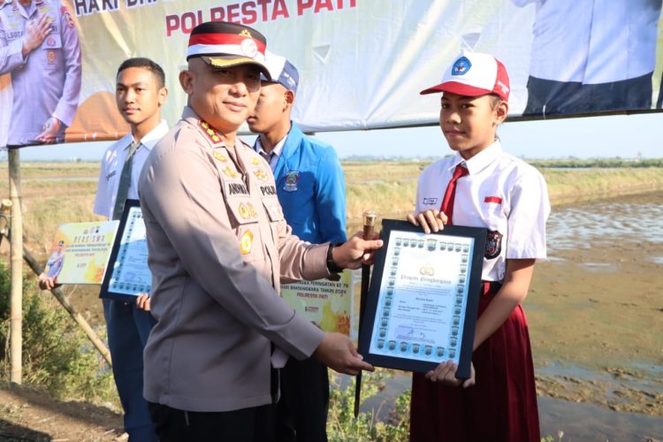 Beasiswa di Serahkan, Kapolresta Pati Apresiasi ke Siswa Prestasi