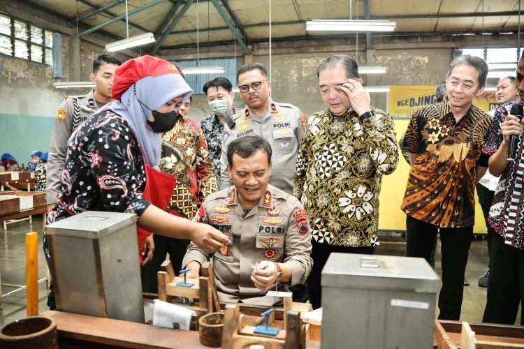 Cek Pabrik di Kudus, Kapolda Jateng Ingatkan Terkait Ekonomi Daerah