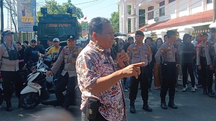 Izin Karoeke di Pertanyakan !! Kini Riyoso Ajak Aksi Demo Bersumpah di Tempat Sakral