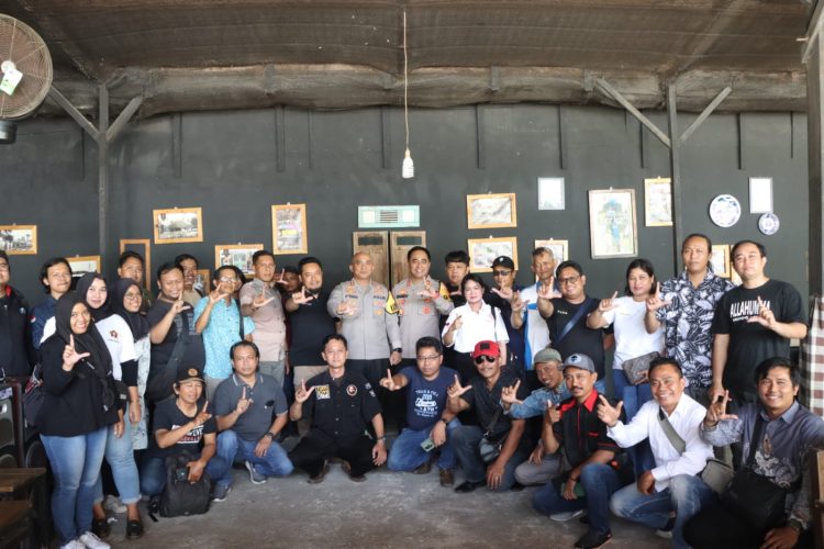 Menjelang Pilkada 2024 !! Kini Awak Media Ngopi Bersama Kapolresta Pati