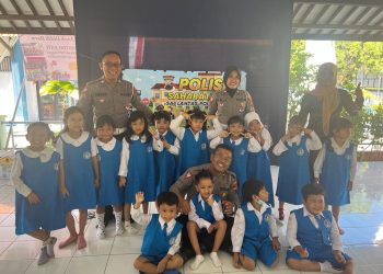 Tertib Berlalu Lintas !! Polisi Berikan Edukasi dan Bimbingan ke Anak – Anak