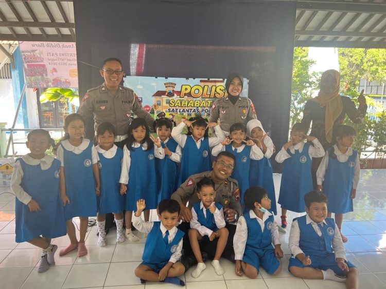 Tertib Berlalu Lintas !! Polisi Berikan Edukasi dan Bimbingan ke Anak – Anak