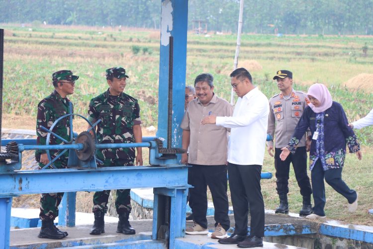 TNI – Polri dan Pemkab Pati Kawal Wamentan Cek Lokasi