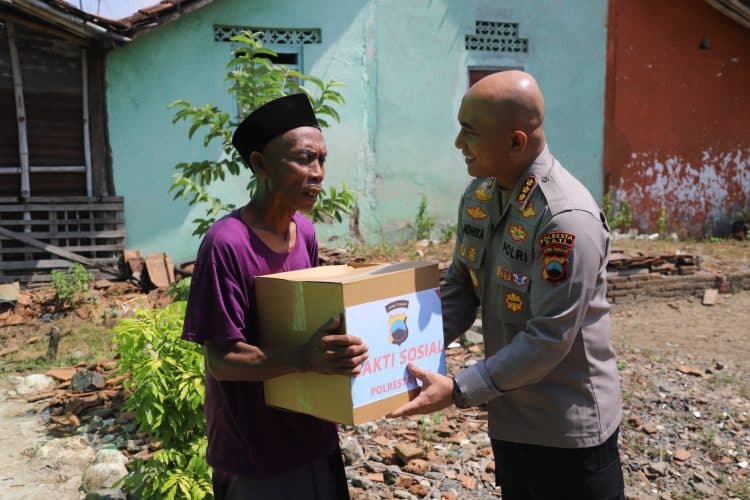 Perwakilan Warga Dhuafa Terima Bantuan Sosial