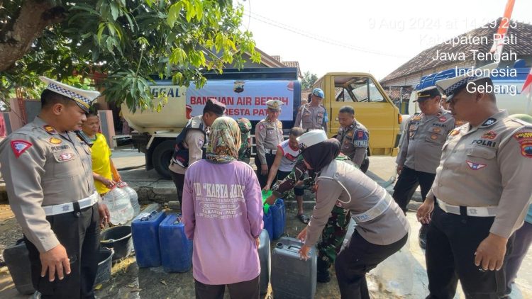 30.000 Liter Turun ke Desa! Kasat Lantas Polresta Pati Gelar Bansos Pendistribusian Air Bersih