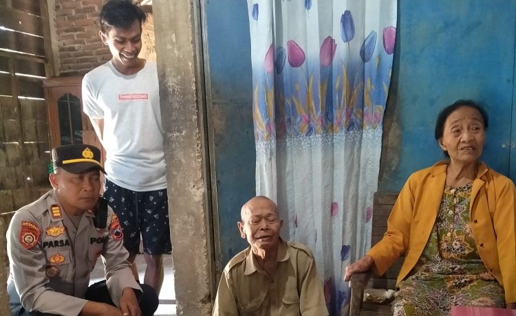 Dua Warga Mengalami Lumpuh, Kini Kapolsek Kayen Hadir Berbagi