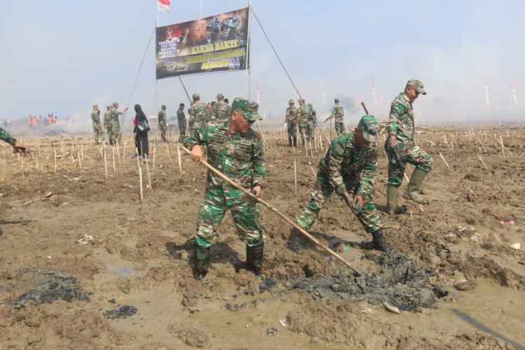 Pesisir Pantai di Bersihkan, Kini Dandim Pati Turun