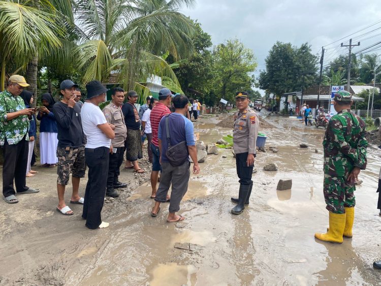 Aksi Spontan Penutupan Jalan Alasdowo – Bakalan di Bubarkan