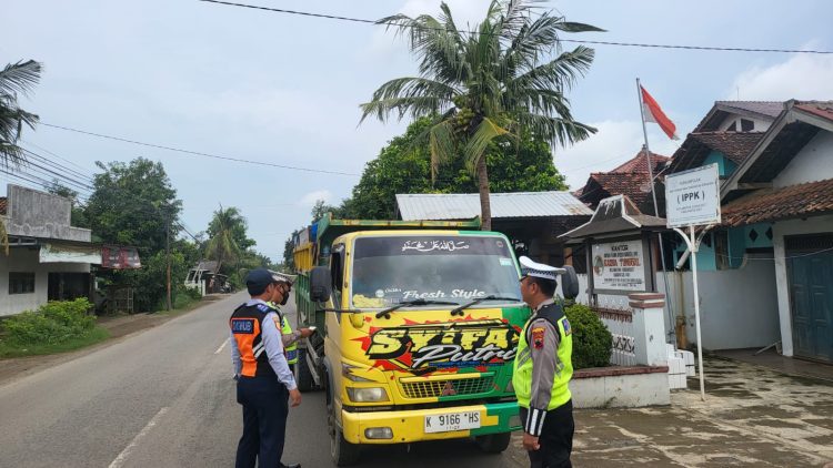 Satlantas Polresta Pati Tertibkan Dump Truck Bermuatan Berlebih, Tekan Kerusakan Jalan