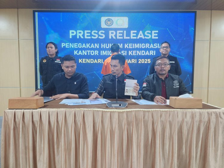 Imigrasi Kendari Deportasi WNA China, Langgar Izin