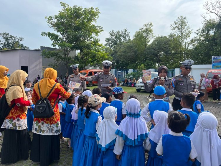 Anak – Anak TK Lestari Mulyoharjo Belajar Menjadi Polisi Cilik