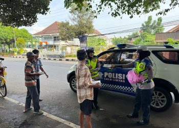 Sosialisasi Tertib Lalu Lintas, Polisi Beri Edukasi dan Bagikan Makanan Gratis