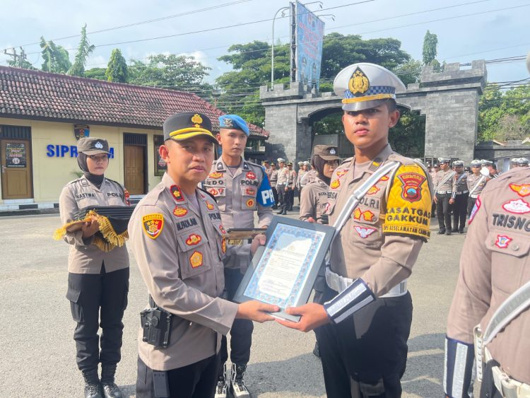 Polisi Teladan, Aiptu Suwarjo 15 Tahun Mengabdi Sebagai Marbot Masjid