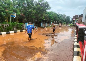 Pasca Banjir di Wedarijaksa, Lumpur Tebal Ganggu Aktivitas Warga