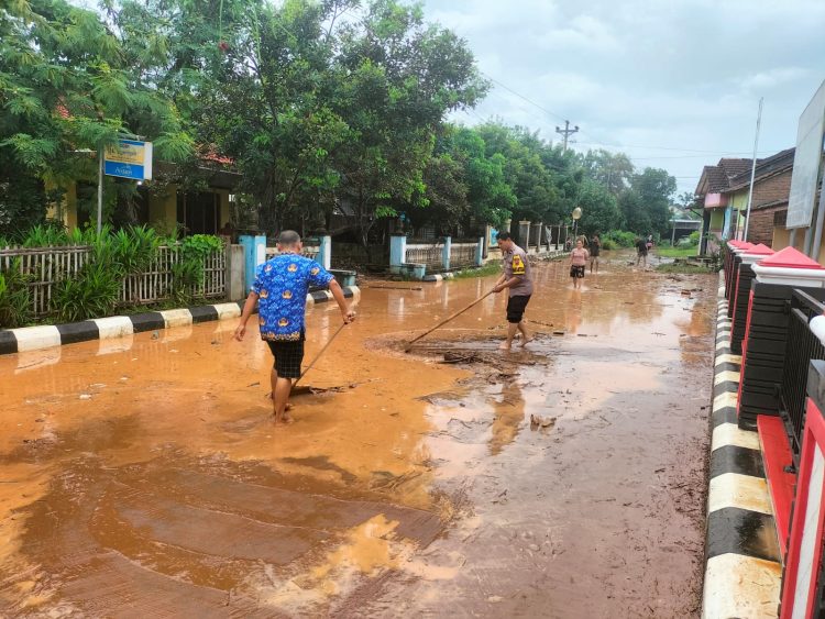 Pasca Banjir di Wedarijaksa, Lumpur Tebal Ganggu Aktivitas Warga