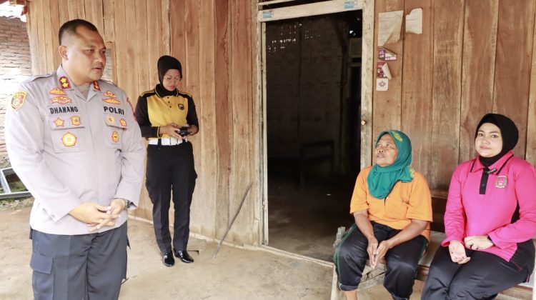 Lewat Program Bedah Rumah, Kapolres Rembang Bantu Masyarakat