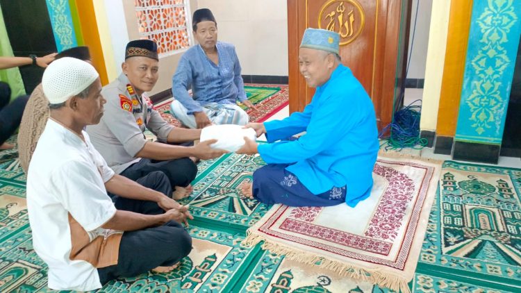 Polsek Kayen Berbagi Bingkisan ke Takmir Masjid