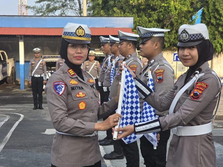 Satlantas Polres Rembang Bagikan Bendera Gatur