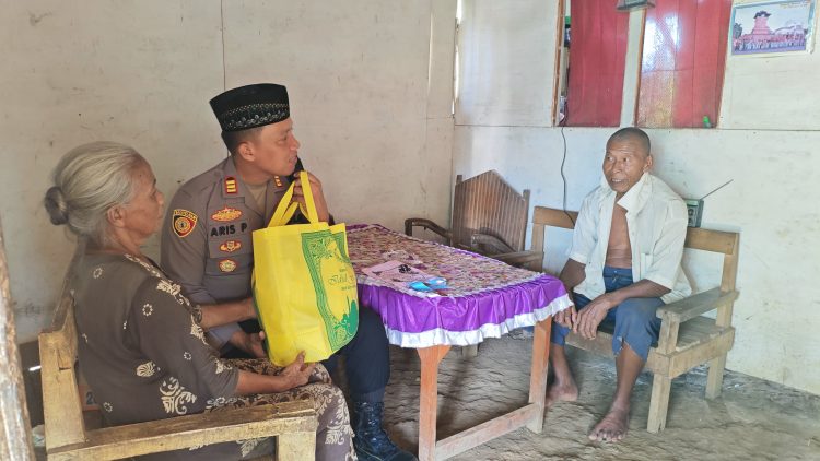 Ramadhan Penuh Berkah, Polsek Tayu Bagikan Sembako ke Warga Kurang Mampu