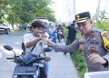 Tebar Kebaikan, Warga Antusias Terima Takjil Gratis